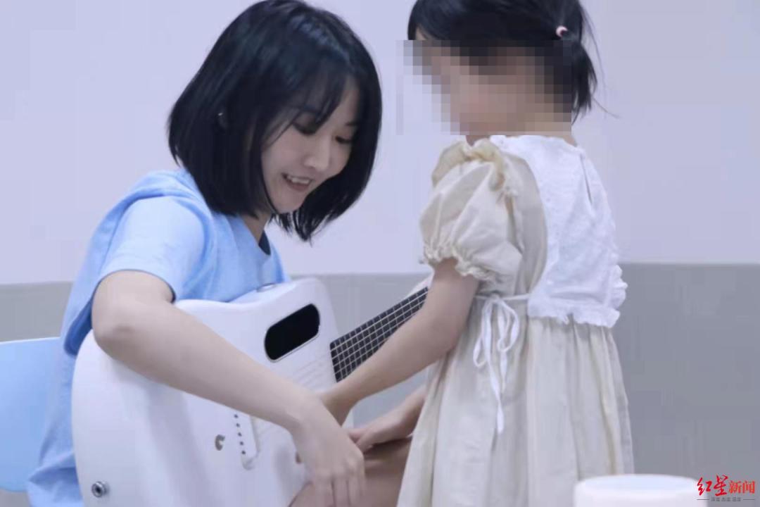 音樂治療師為孤獨(dú)癥孩子做音樂治療
