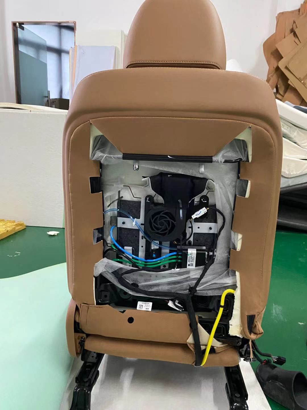 同樣在背部也加裝了換能器。